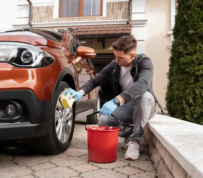 Lavage auto à domicile Saint-Féliu-d'Avall : professionnel intervenant sur un véhicule